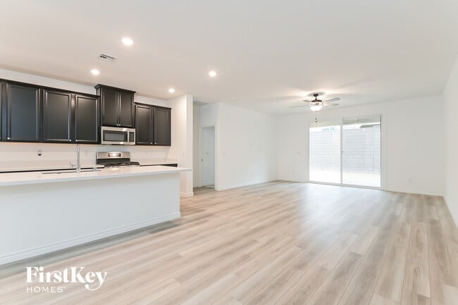 Building Photo - 6845 Greensmen Ave