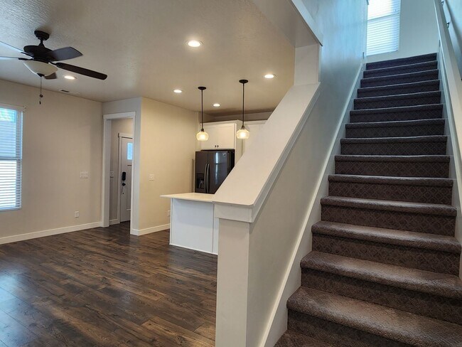 Foto del edificio - Great 3 Bd 2 Ba Townhome 2 Car Garage