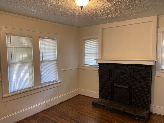 Building Photo - Adorable Two Bedroom Home in Plaza Midwood!