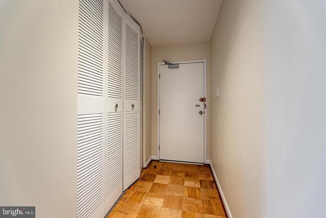 Foto del edificio - 10648 Montrose Ave