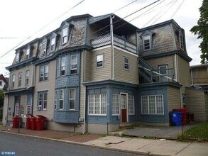 Building Photo - 305-305 N York St