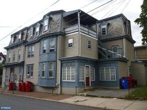 Building Photo - 305-305 N York St