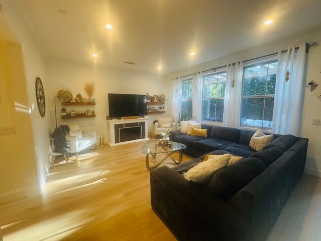 Building Photo - 113 Churchill