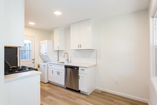 Foto del edificio - COMING SOON!! Amazing Renovated 1-BR Unit ...