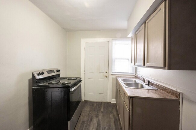 Foto del edificio - "Charming 2-Bedroom Duplex Retreat on N Drexel Ave – Spacious 1440 Sq Ft Living in Indianapolis!"