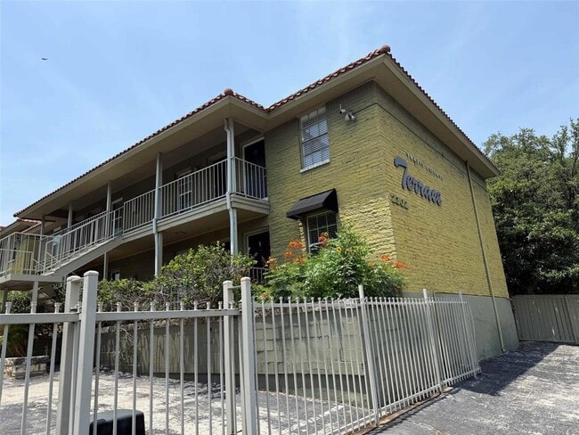 Building Photo - 2302 East Side Dr
