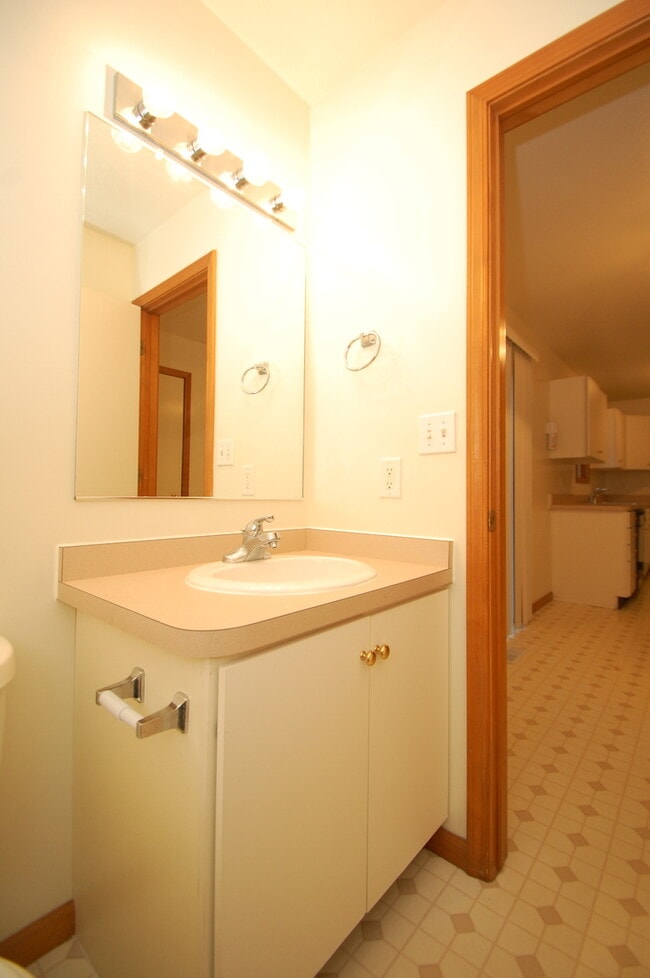 Building Photo - Recently Renovated 3-Bedoom Duplex for Rent in West Goshen