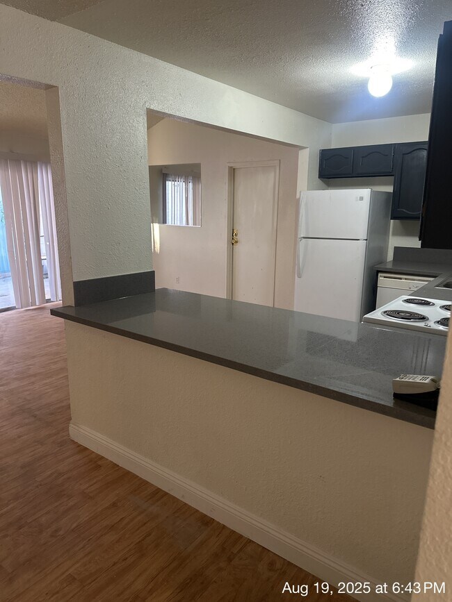Foto del edificio - 5235 Golden Ln