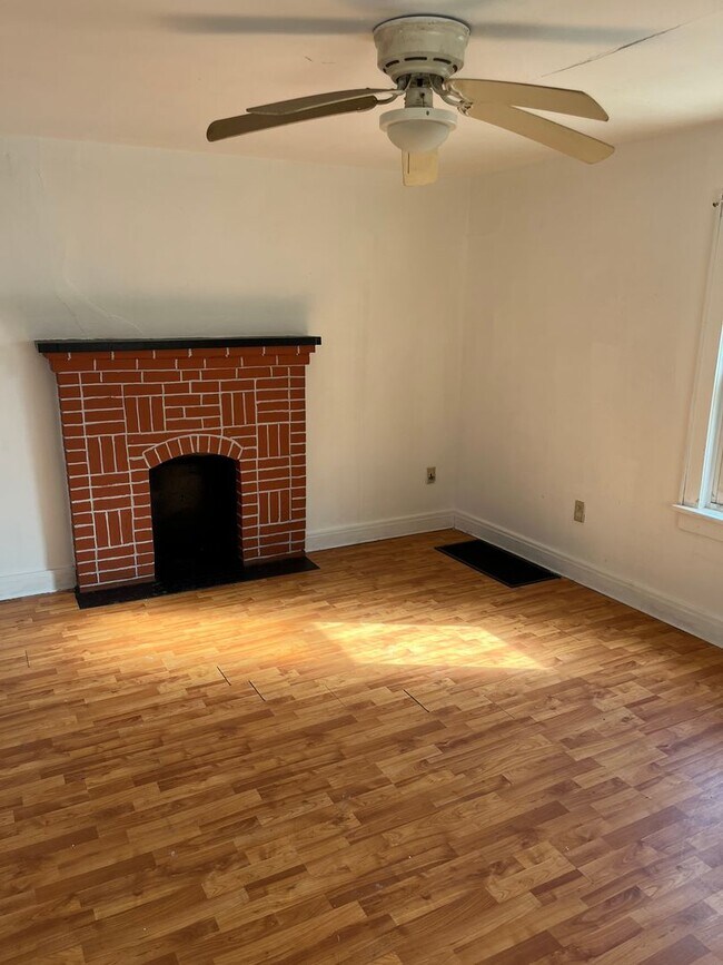 Foto del edificio - Four Bedroom - One Bath Home