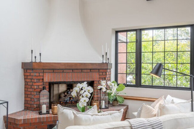 Building Photo - 1 Bed Condo in the Heart of Carmel-by-The-...