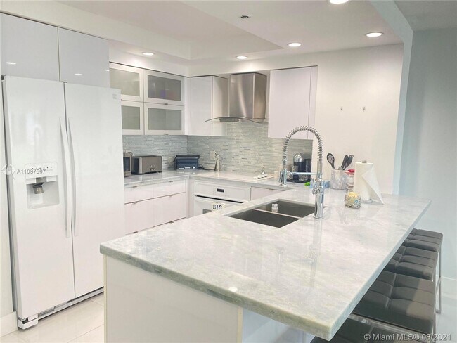 Building Photo - 6917 Collins Ave