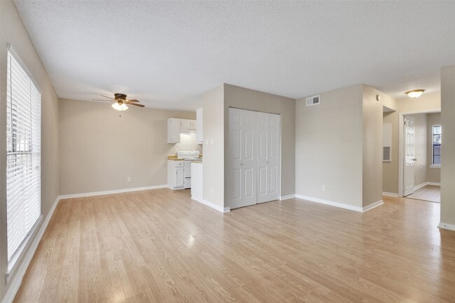 Foto del edificio - 1300 Baker Ave