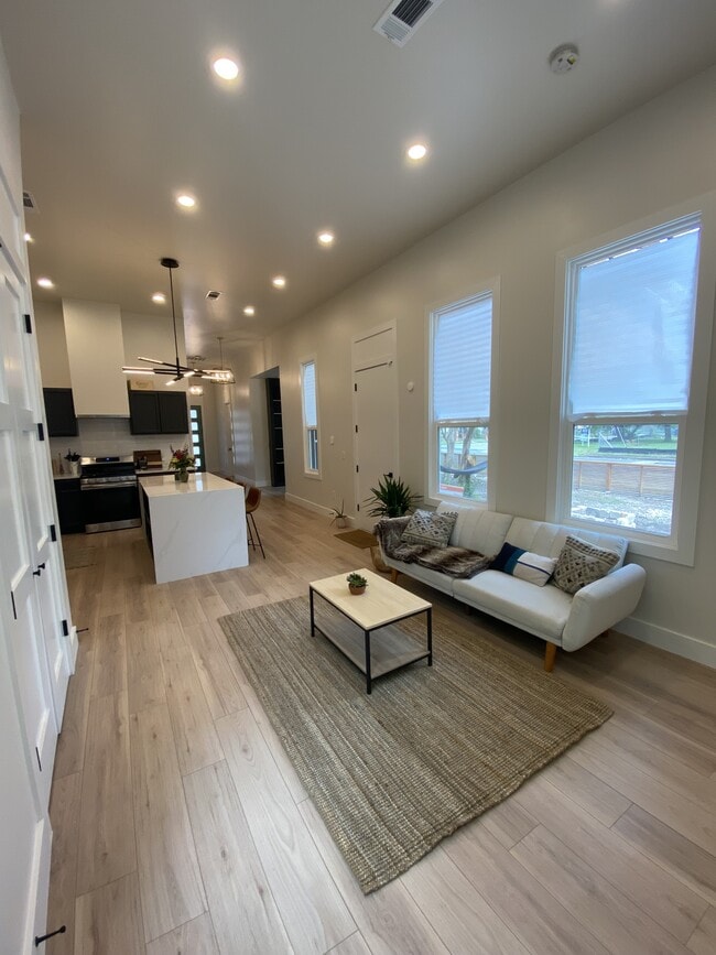 Building Photo - 525 S 10th St