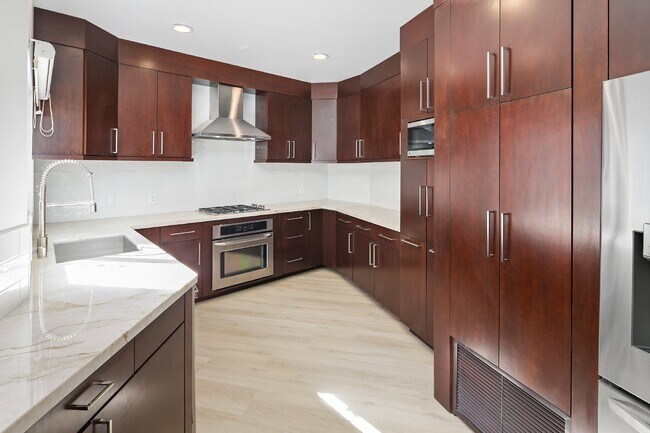 Foto del edificio - Modern 3 Bedroom Townhouse with Prime Location on Kettner Boulevard in San Diego