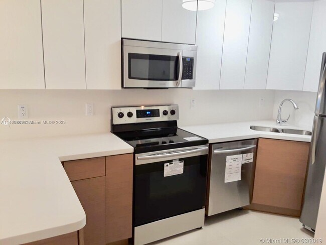 Building Photo - 10230 Collins Ave
