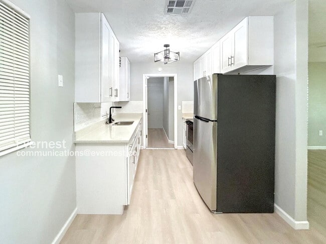 Building Photo - 1065 Wall St