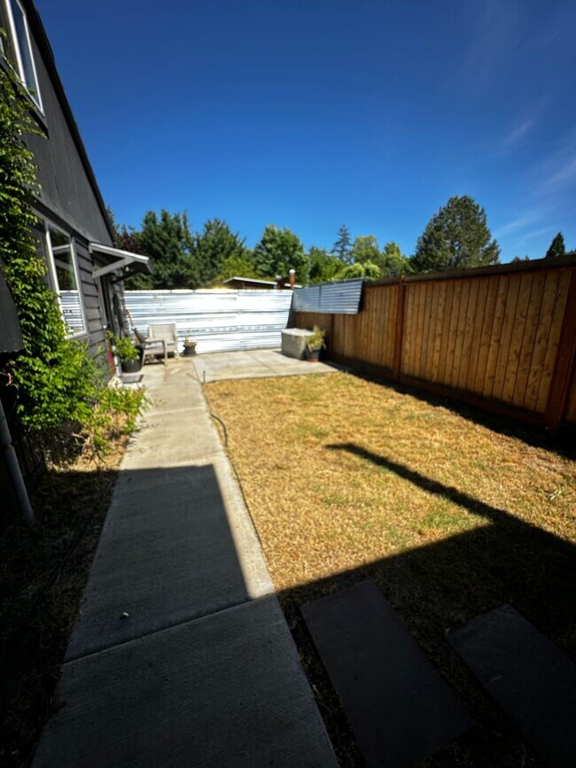 Building Photo - BEAUTIFUL STUDIO IN ASHLAND WITH A PRIVATE...