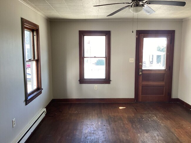 Foto del edificio - Charming 3-Bedroom, 1-Bathroom Single-Fami...