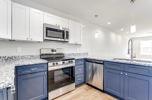 Building Photo - 933 River Rd