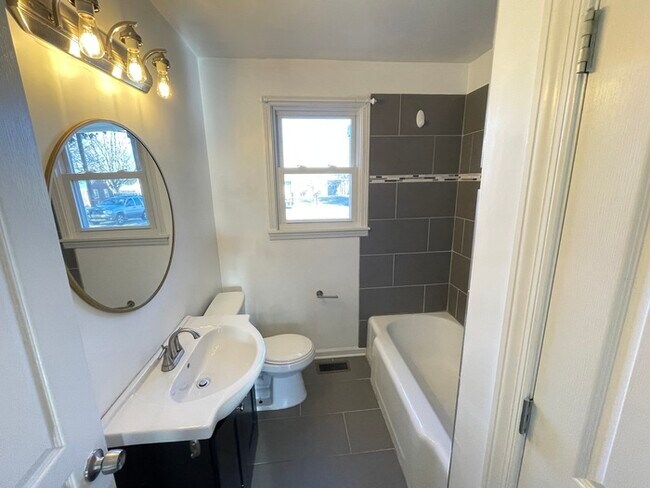 Building Photo - Renovated Inglewood home with large fenced...