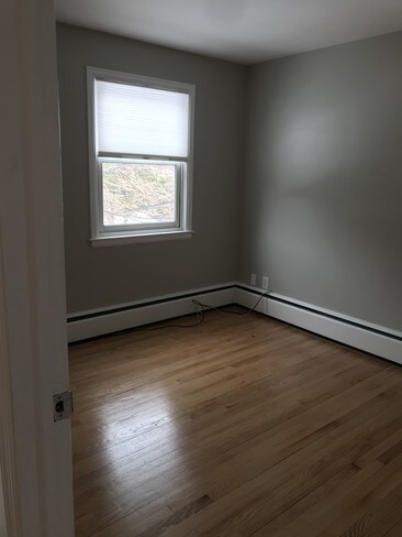 Amplio dormitorio y closet. - 748 Feura Bush Rd