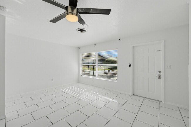 Foto del edificio - "Charming 2-Bedroom Duplex Retreat in North Port!"