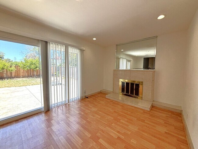Building Photo - Charming 3-bedroom 2-bathroom home in Frem...
