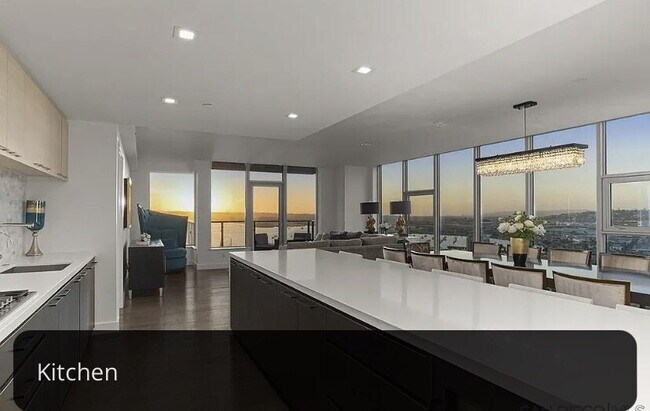 Foto del edificio - Panoramic Bayfront Luxury Living in the Heart of Little Italy