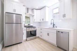 Building Photo - 594 Bellevue Ave N