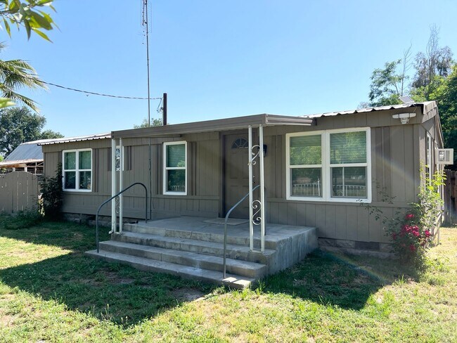 Foto del edificio - Charming 2-Bed, 1.5-Bath Home on Spacious ...
