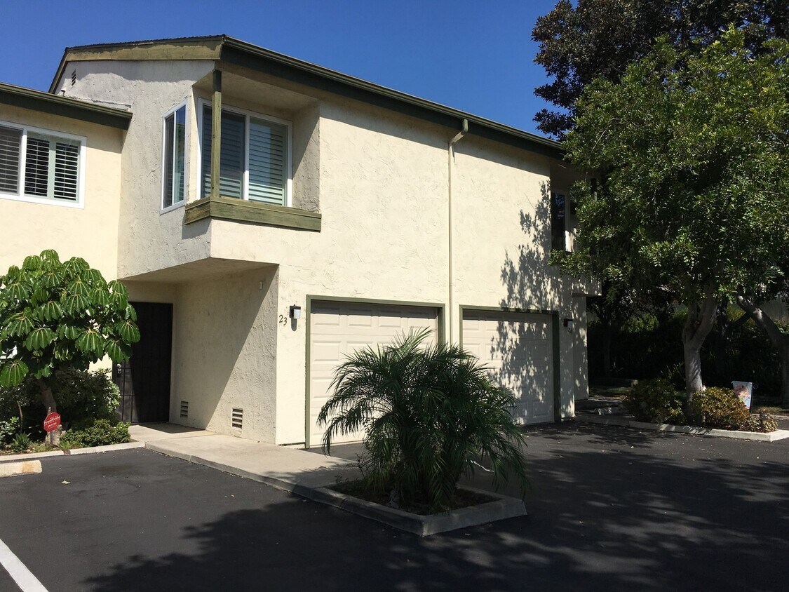 Foto principal - Four Bedroom Two Story Townhome in La Mesa!!!