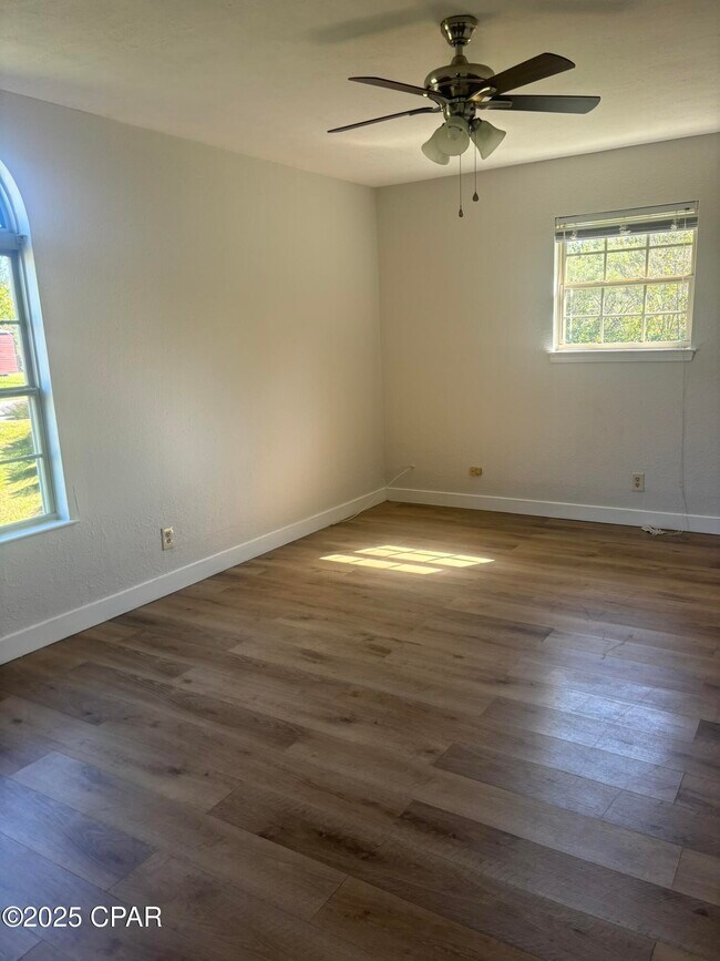 Foto del edificio - 265 N Charlene Dr