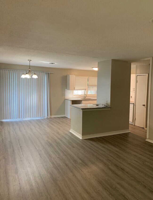 Foto del edificio - Charming Brick 3 Bedroom / 1.5 Bath Home in Hyde Park!