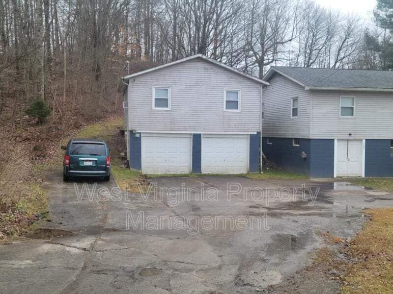 141 Ogden St, Mount Hope, WV 25880 Condo for Rent in Mount Hope, WV