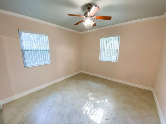 Foto del edificio - 2124 NW 7TH PL