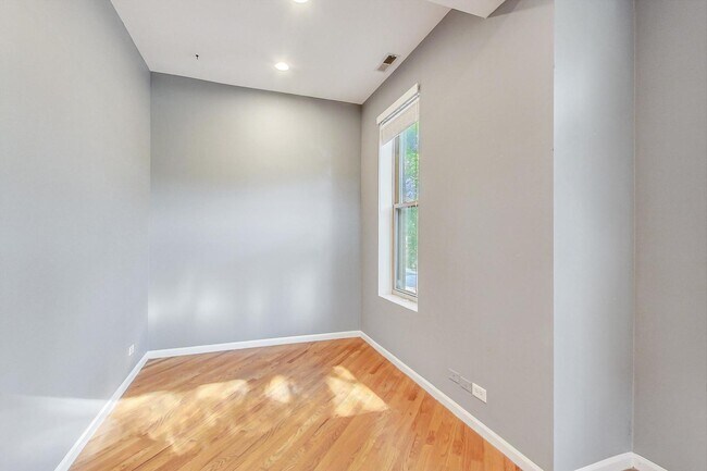 Foto del edificio - 2141 W Crystal St