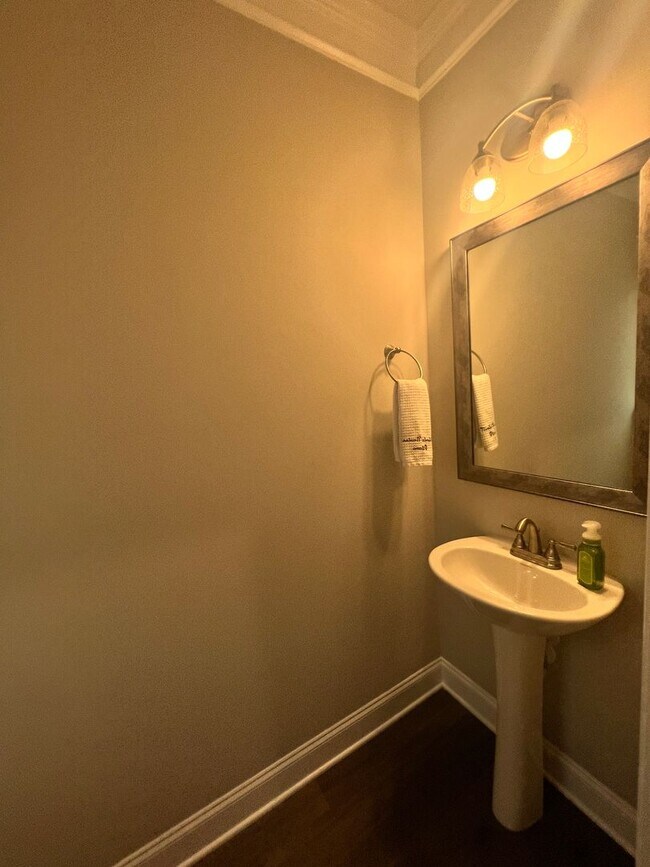 Foto del edificio - 3BR/2.5 BATH Townhome with Garage & Fenced...