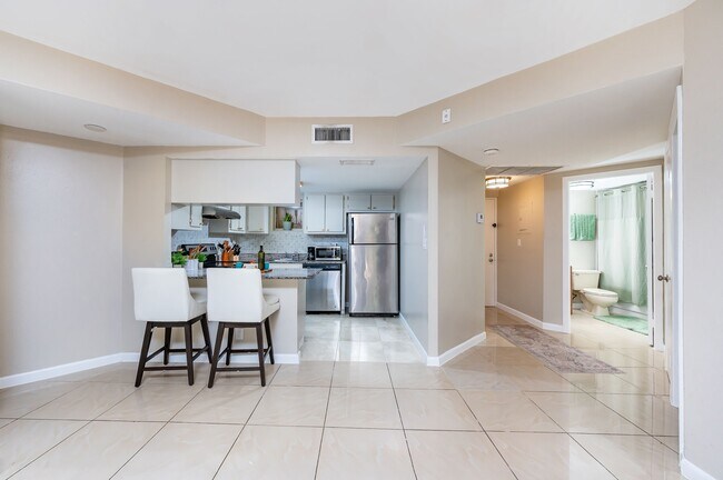 Foto del edificio - 8290 Lake Dr
