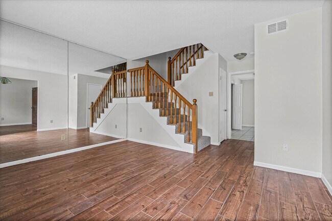 Foto del edificio - UPCOMING LISTING JAMESTOWNE CONDOMINIUMS