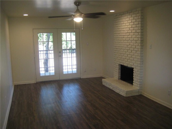 Building Photo - 5851 Phoenix Dr