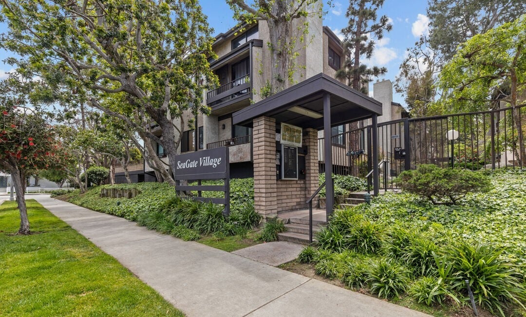 8110 Manitoba #110 at SeaGate Village Playa Del Rey, CA - 8110 Manitoba St