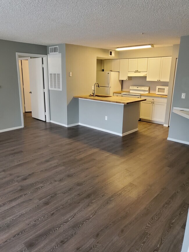 Building Photo - 4105 Tropical Isle Blvd