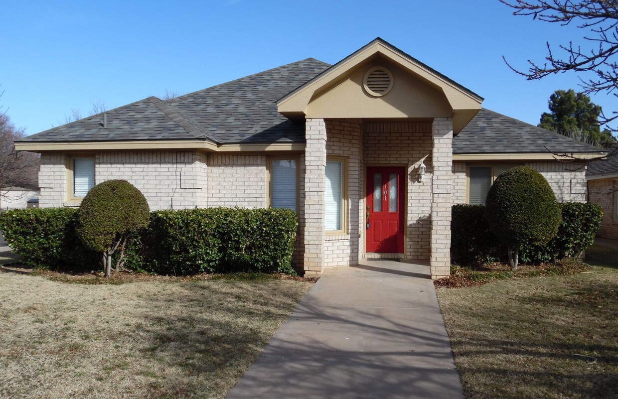 Primary Photo - Large Luxurious Home in Whisperwood Subdiv...