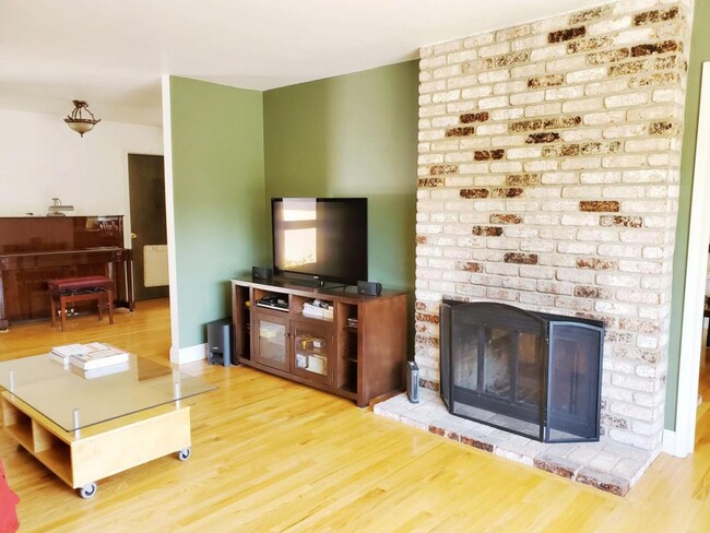 Building Photo - 5349 Elrose Ave