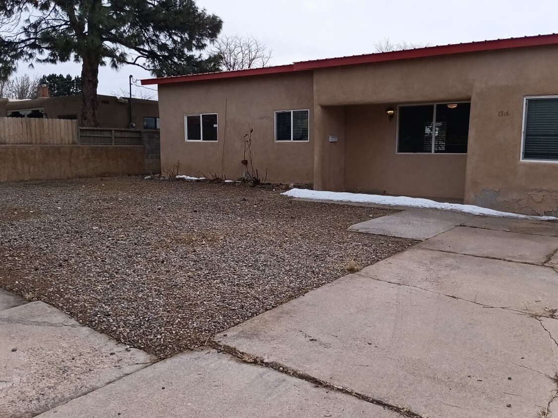 Primary Photo - Charming 3 bedroom 1 bath in Santa Fe! Sho...