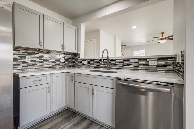 Foto del edificio - 5750 Roehampton Ct