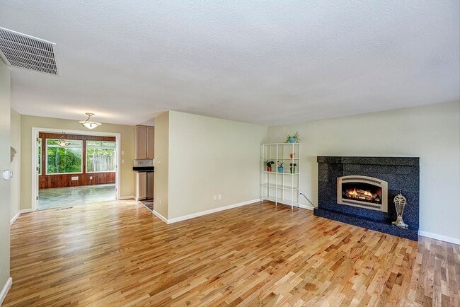 Building Photo - Edmonds 5 Bedroom 3.5 Bath Fully Fenced