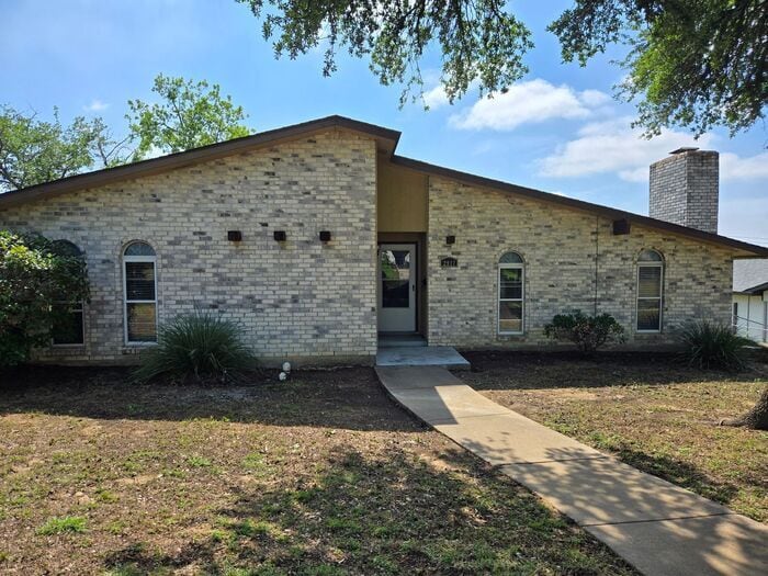 Primary Photo - Hilltop 3 Bedroom, 2 Bath, 2 Car Garage Pr...