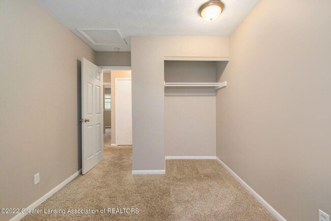 Building Photo - 858 E Greenlawn Ave