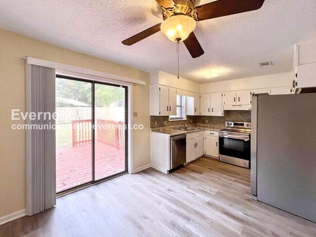 Foto del edificio - 3 Bed/2 Bath Home with Garage / Pet-Friend...